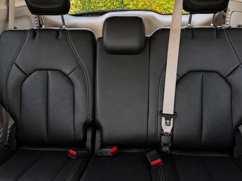 Used 2024 Chrysler Pacifica Touring-L FWD image 24