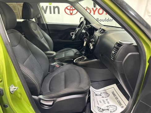 Used 2016 Kia Soul + image 12