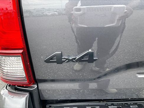 Used 2022 Toyota Tacoma SR5 w/ Technology Package AWD/4WD image 10
