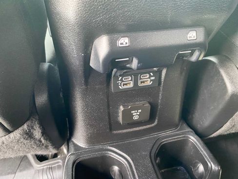 Used 2018 Jeep Wrangler Unlimited Sahara AWD/4WD image 33