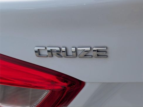 Used 2017 Chevrolet Cruze Premier FWD image 9