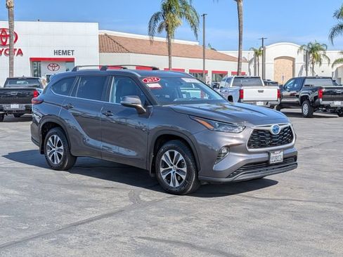 Used 2024 Toyota Highlander XLE AWD/4WD image 3