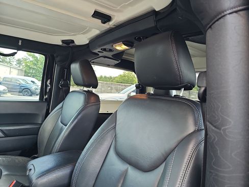 Used 2018 Jeep Wrangler Sahara AWD/4WD image 13