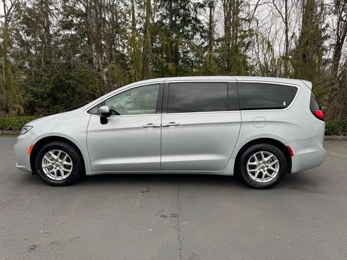 Used 2023 Chrysler Pacifica Touring-L image 6