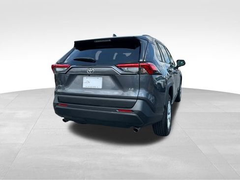 Used 2019 Toyota RAV4 LE FWD image 5