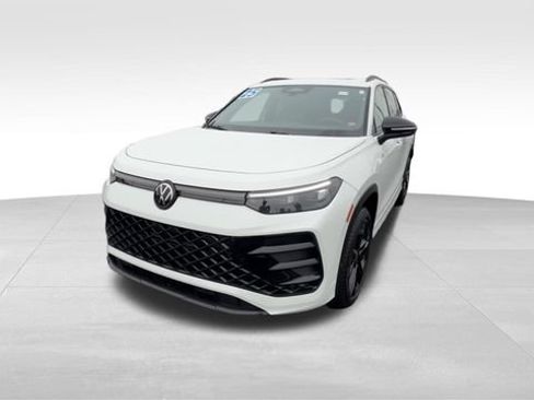 Used 2025 Volkswagen Tiguan SE R-Line AWD/4WD image 2