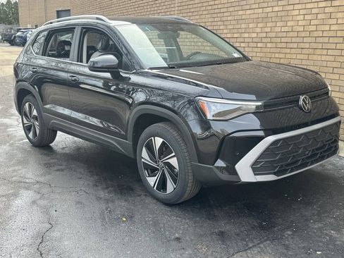 New 2026 Volkswagen Taos SE image 7