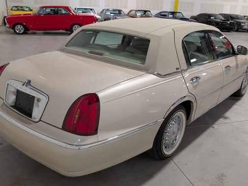 Used 2001 Lincoln Town Car Cartier RWD image 14