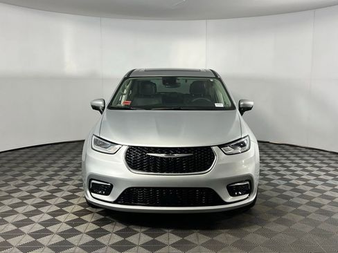 Used 2023 Chrysler Pacifica Touring-L w/ Uconnect Theater Family Group image 6