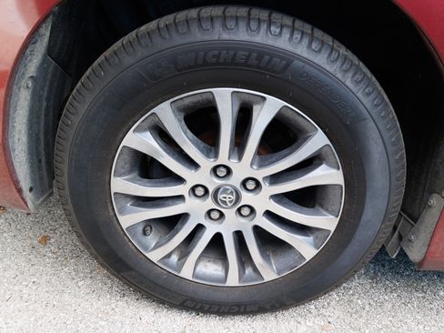 Used 2018 Toyota Sienna Limited image 12