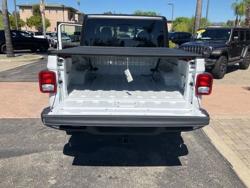Used 2024 Jeep Gladiator Sport image 14