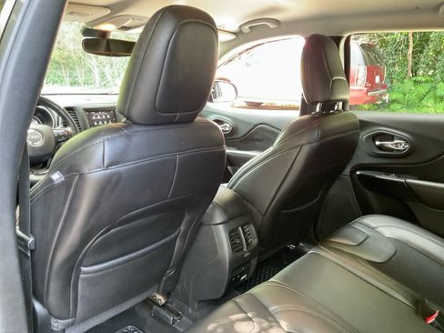 Used 2019 Jeep Cherokee Latitude Plus AWD/4WD image 30