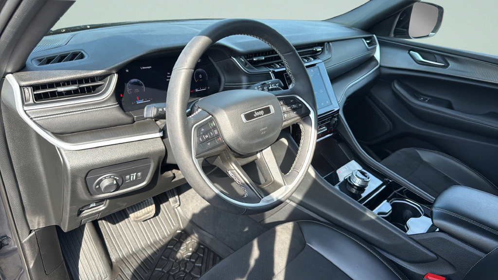 Used 2023 Jeep Grand Cherokee Altitude AWD/4WD image 20