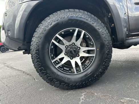 Used 2014 Toyota Tacoma 4x4 Double Cab w/ SR5 Package image 11