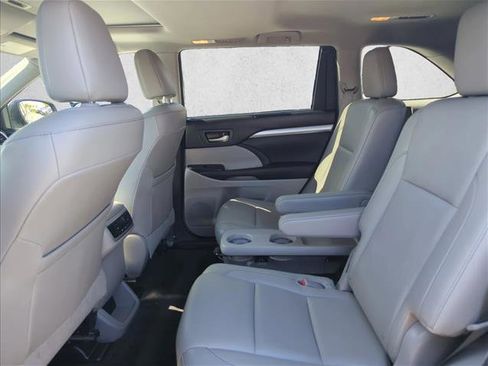 Used 2016 Toyota Highlander XLE image 17