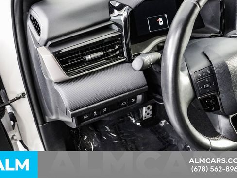 Used 2025 Toyota Camry SE image 32