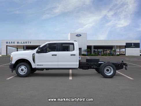 New 2026 Ford F350 4x4 Crew Cab DRW Super Duty image 3