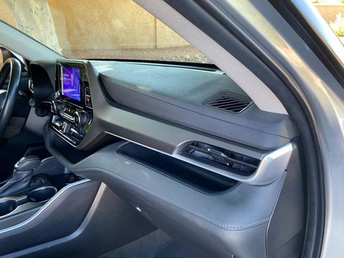 Used 2024 Toyota Highlander LE FWD image 46