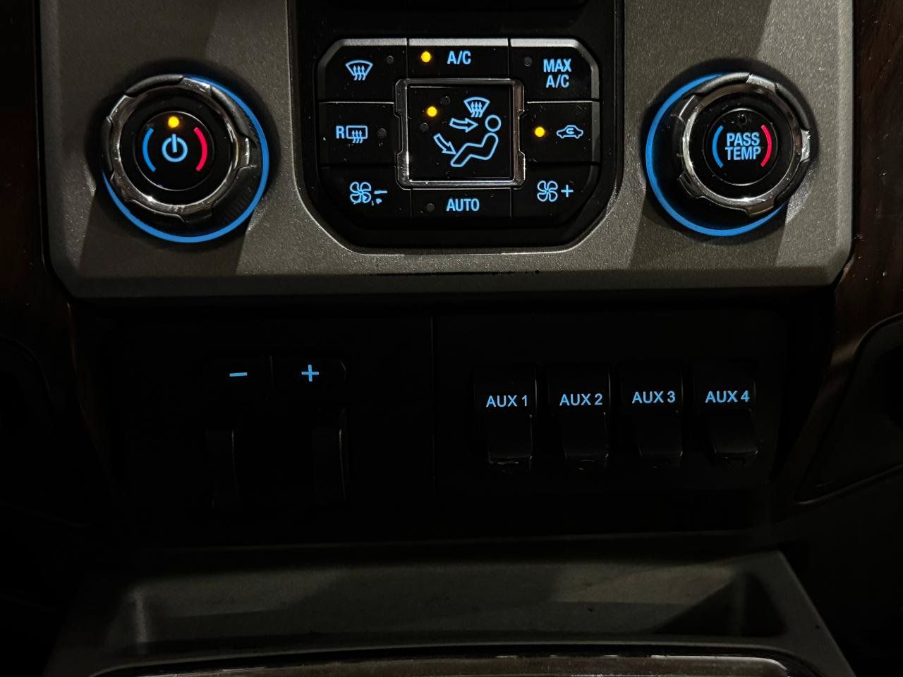 Used 2015 Ford F250 Lariat w/ Lariat Interior Package AWD/4WD image 9