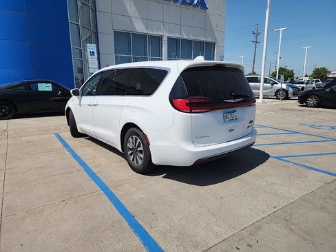 Used 2022 Chrysler Pacifica Touring-L FWD image 8