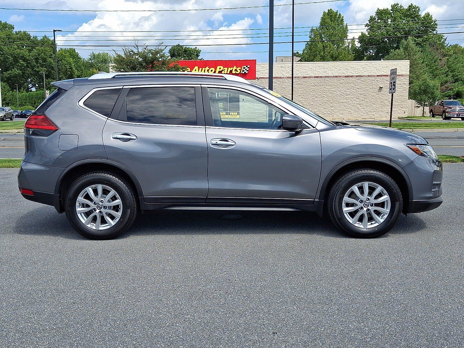 Used 2017 Nissan Rogue SV AWD/4WD image 8