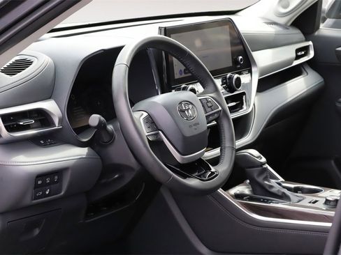 Used 2024 Toyota Highlander Platinum image 18