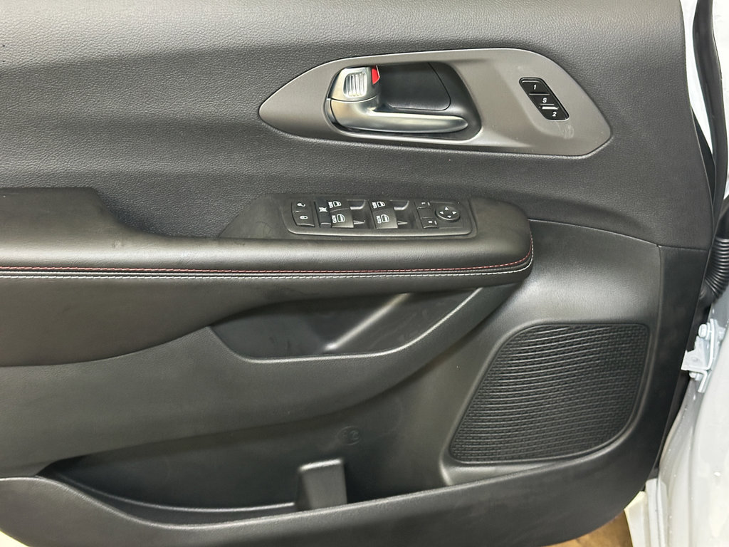 New 2027 Chrysler Pacifica Select AWD/4WD image 19