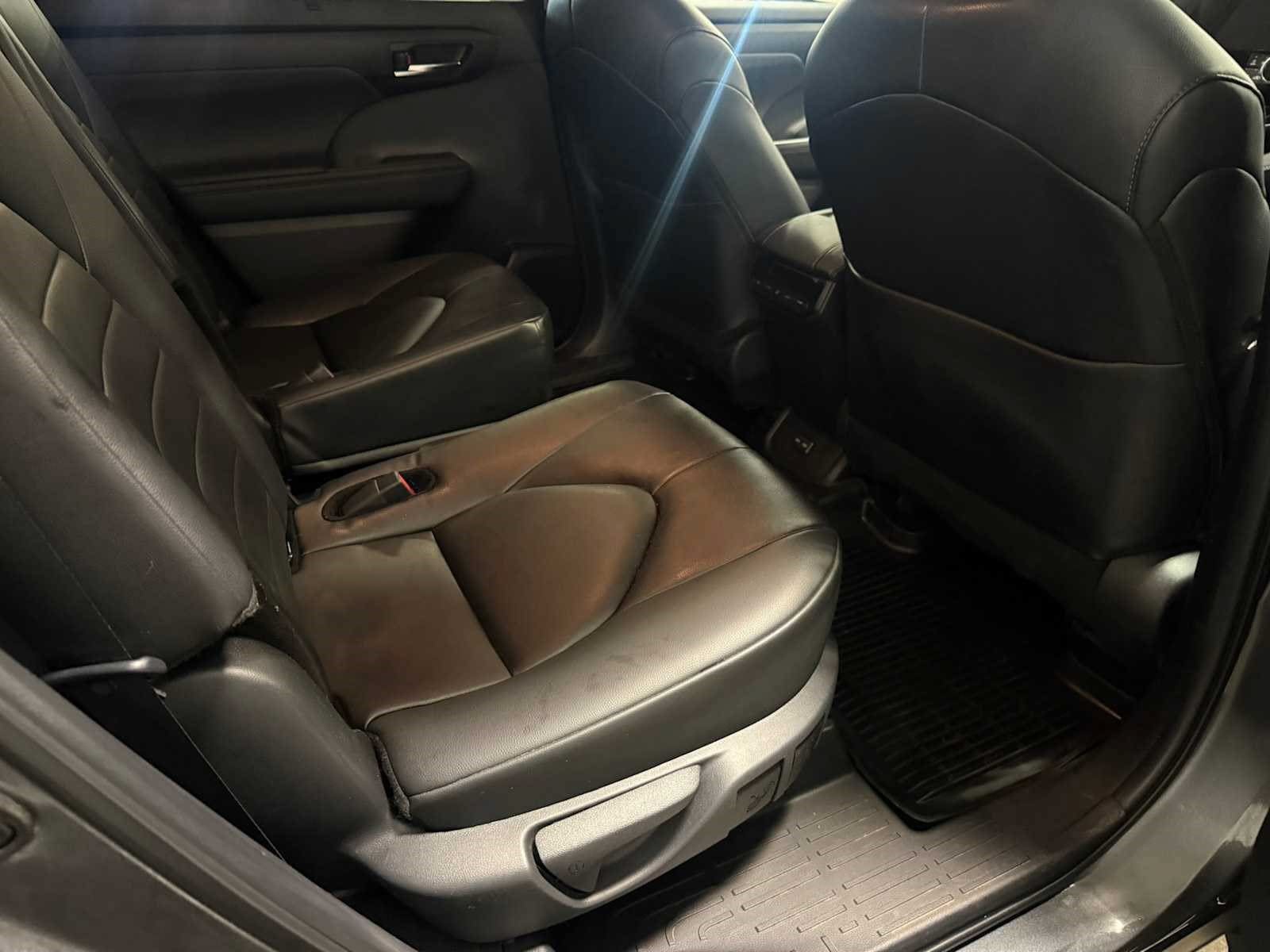 Used 2024 Toyota Highlander XLE AWD/4WD image 27