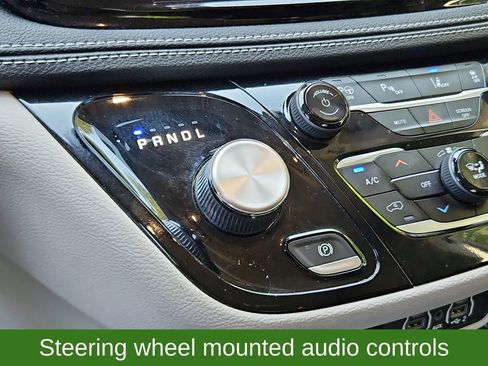 Used 2022 Chrysler Pacifica Touring-L w/ Uconnect Theater Family Group FWD image 18