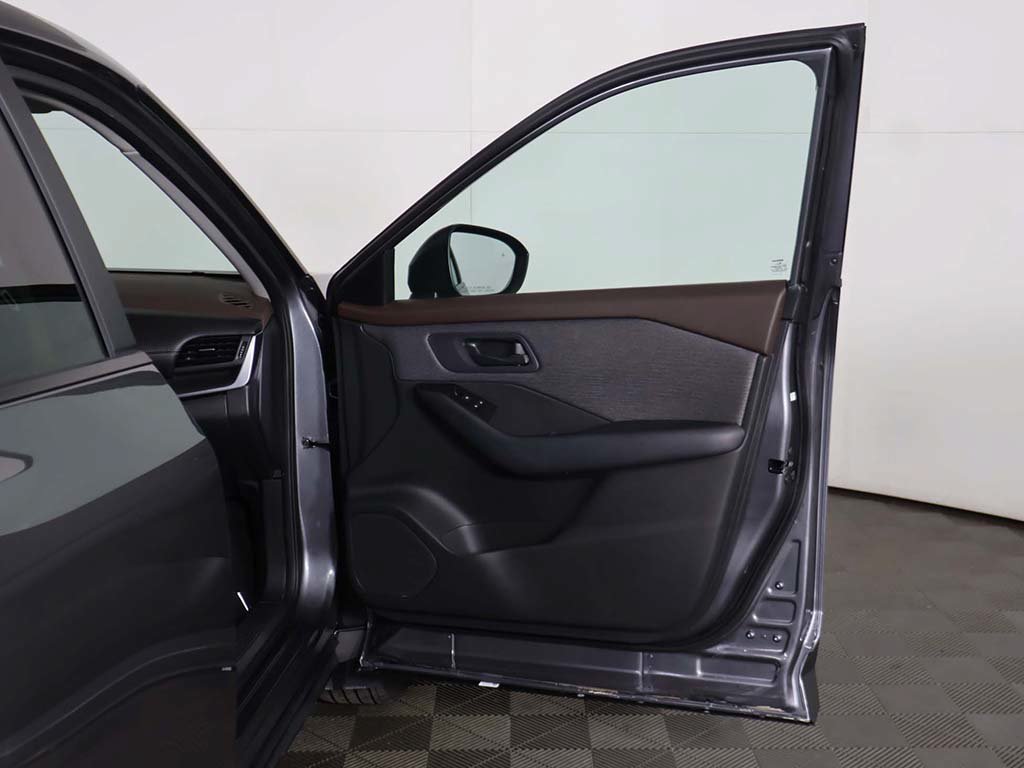 Used 2023 Nissan Rogue S AWD/4WD image 16
