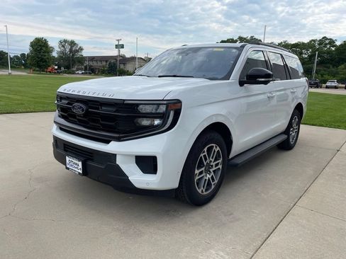 Certified 2025 Ford Expedition Active AWD/4WD image 2