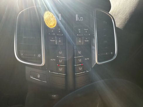 Used 2018 Porsche Cayenne image 34