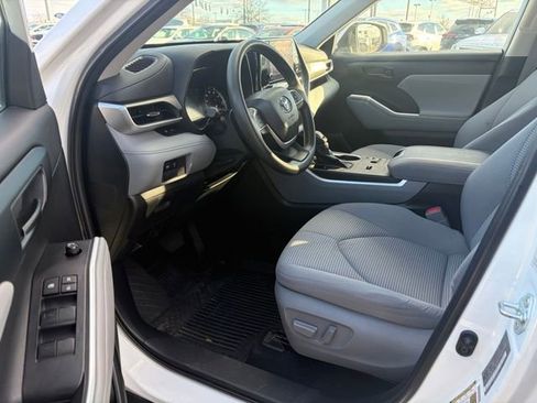 Used 2023 Toyota Highlander L image 26