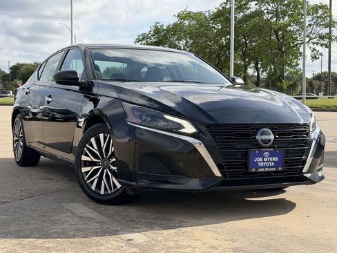 Used 2025 Nissan Altima 2.5 SV FWD image 2