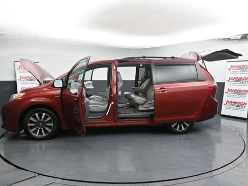 Used 2018 Toyota Sienna XLE image 28