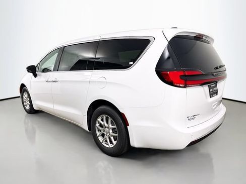 New 2027 Chrysler Pacifica Select FWD image 5