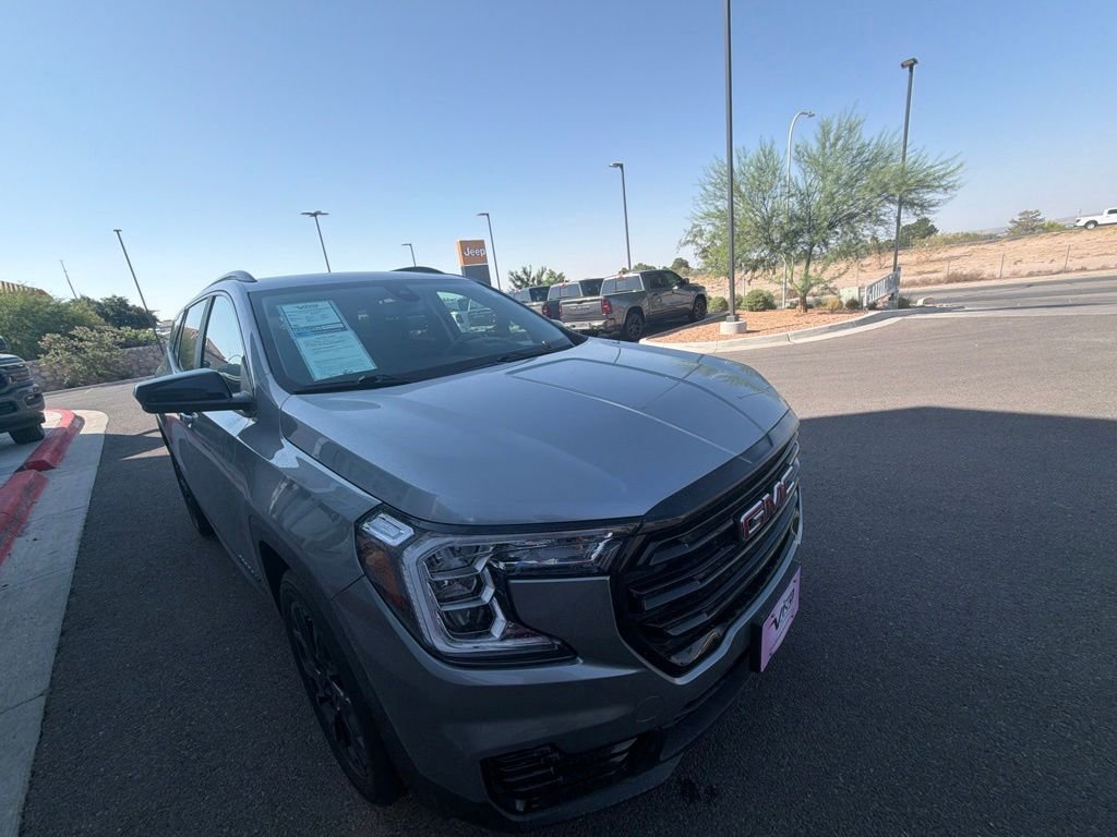 Used 2023 GMC Terrain SLE w/ Elevation Edition FWD image 4