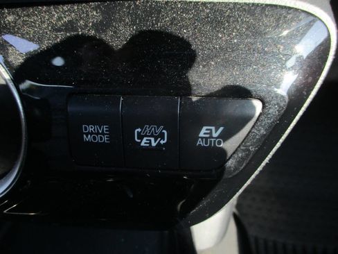 Used 2021 Toyota Prius Prime LE image 12