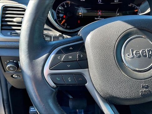 Used 2018 Jeep Grand Cherokee Laredo image 18