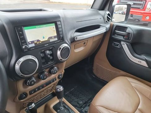 Used 2017 Jeep Wrangler Unlimited Rubicon w/ Connectivity Group AWD/4WD image 14