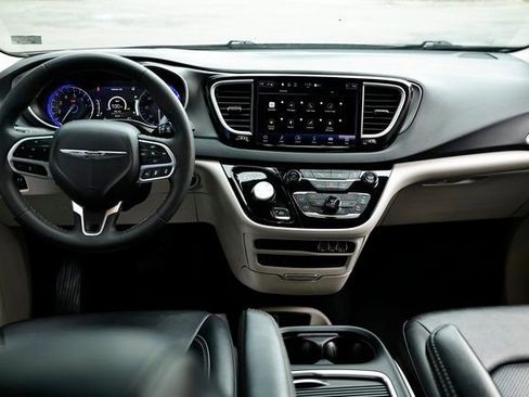 Used 2024 Chrysler Pacifica Touring-L image 24