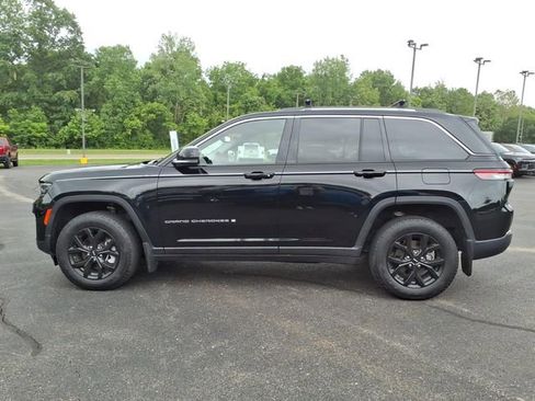 Certified 2022 Jeep Grand Cherokee Limited w/ Trailer Tow Prep Group (B) AWD/4WD image 4