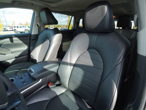 Used 2024 Toyota Highlander LE image 39