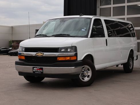 Used 2025 Chevrolet Express 3500 LT w/ LT Preferred Equipment Group RWD image 3