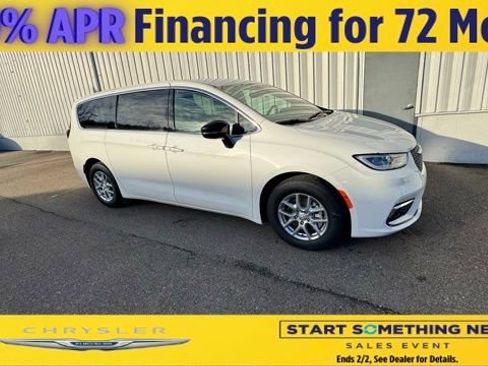 New 2026 Chrysler Pacifica Select image 3