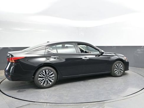 Used 2025 Nissan Altima 2.5 SV FWD image 2