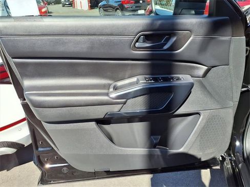 Used 2024 Nissan Pathfinder SV image 11