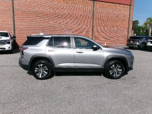 Used 2026 Chevrolet Equinox LT FWD image 2