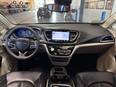 Used 2023 Chrysler Pacifica Touring-L image 14