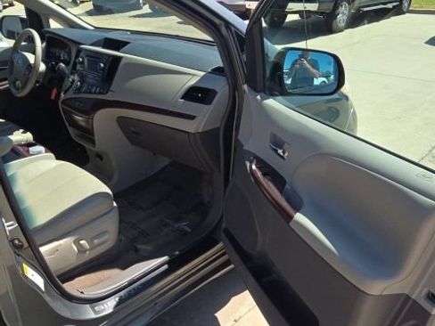 Used 2014 Toyota Sienna XLE FWD image 31